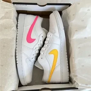 AIR JORDAN 1 LOW
WHITE/MULTI-COLOR-LIGHT AQUA
BLANC/COULEUR MULTIPLE Jordan 1 Low  main image 3